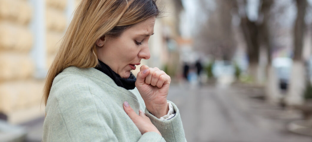 Come calmare la tosse: sciroppi e spray per adulti e bambini